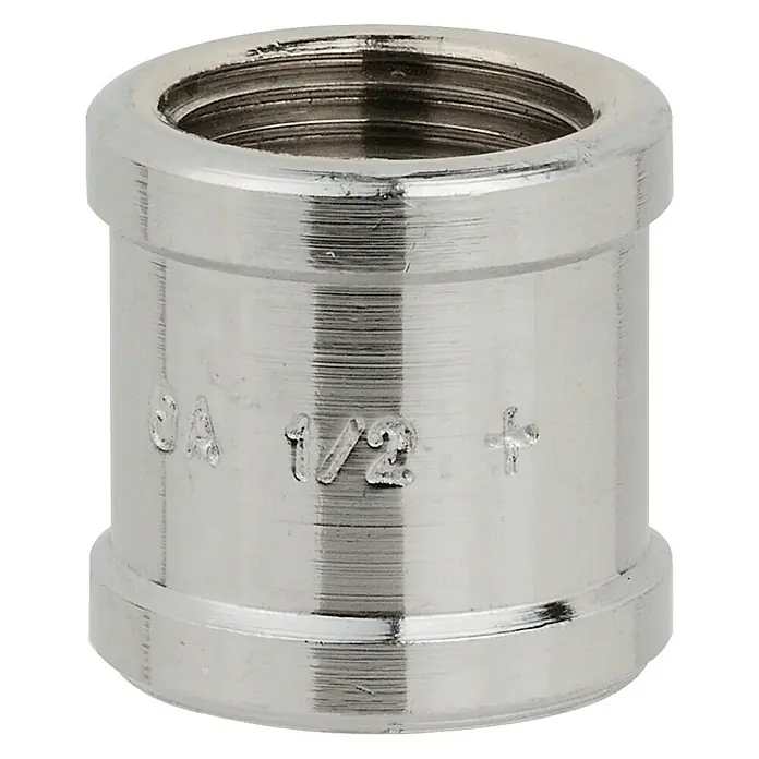Muffe - ¾″, Messing, Verchromt - Nahaufnahme eines glänzenden, silberfarbenen Sanitärfittings, vermutlich ein Rohrmuffe mit Innengewinde für 1/2-Zoll-Rohre.