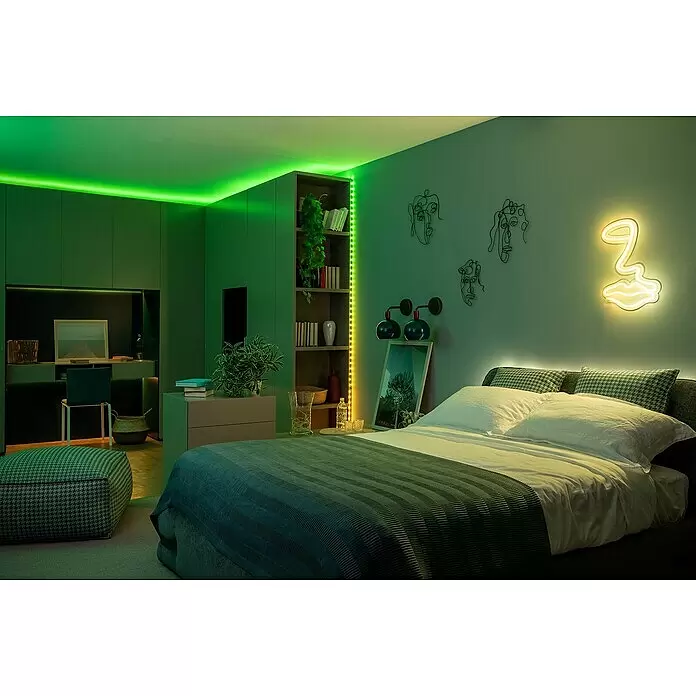 Twinkly Smart-LED-Band Dots - Länge: 10 m, RGB, 24 W, Schwarz - Grüne LED-Streifen beleuchten ein modernes Schlafzimmer, mit gelber Neonreklame und weißem Licht hinter dem Bett.