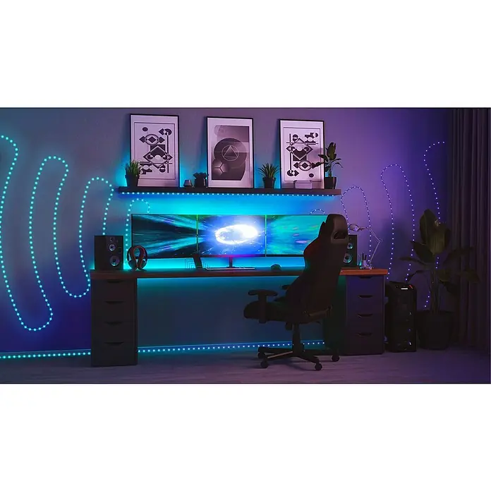 Twinkly Smart-LED-Band Dots - Länge: 10 m, RGB, 24 W, Schwarz - Ein hochmodernes Gaming-Setup mit drei Monitoren, atmosphärischer LED-Beleuchtung und einem bequemen Gaming-Stuhl für ein immersives Spielerlebnis.