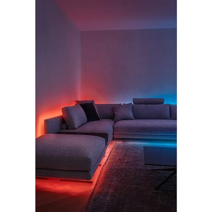 Twinkly Tira de luces LED Flex - Largo: 2 m, Color de luz: RGB, 15 W - Ambiente moderno de sala de estar con un sofá modular iluminado con LEDs rojos y azules, creando un ambiente acogedor.