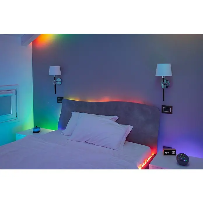 Twinkly Tira de luces LED Flex - Largo: 2 m, Color de luz: RGB, 15 W - Dormitorio con cama iluminada con luces LED y lámparas de noche montadas en la pared.