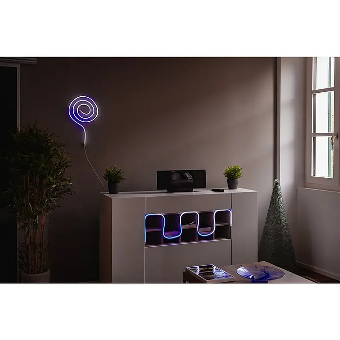 Twinkly Tira de luces LED Flex - Largo: 2 m, Color de luz: RGB, 15 W - Salón acogedor con una moderna cómoda acentuada por iluminación LED azul y una lámpara de neón en espiral.