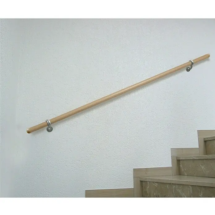 Treba Frewa Handlauf-Set H14 - Buche, Unbehandelt, Länge: 1.500 mm - Ein hölzerner Handlauf mit metallenen Halterungen ist an einer weißen Wand über einer Steintreppe befestigt.