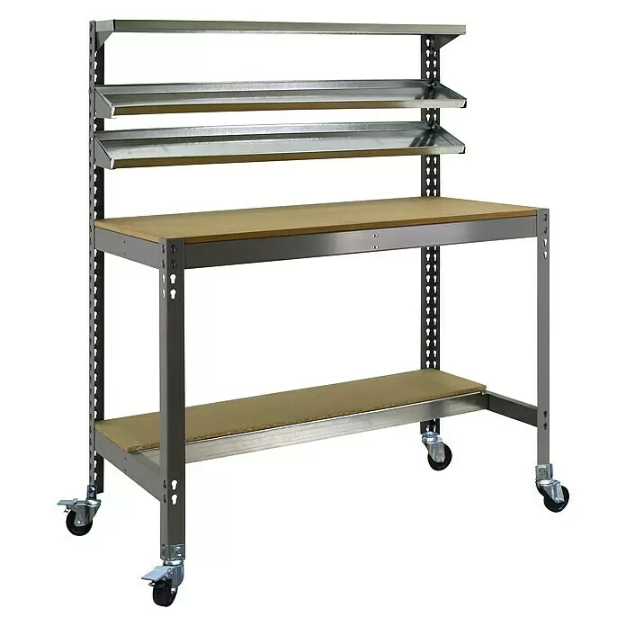 Simonrack Simonwork Banco de trabajo BT1 Mobile - L x An: 76 x 151 cm, Altura de trabajo: 152 cm, Carga soportada: 120 kg, Gris - Banco de trabajo móvil de metal con encimera de madera, estante inferior y tres estantes metálicos superiores inclinados para organización.