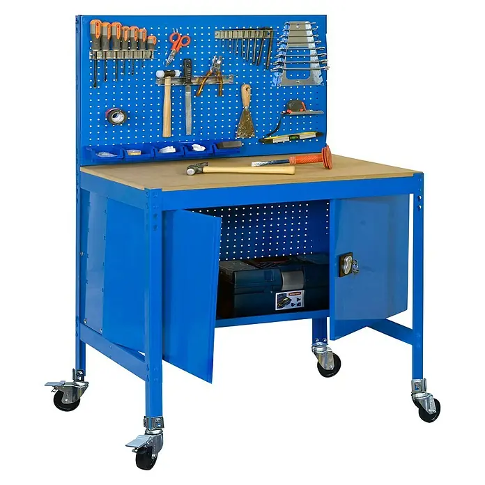 Simonrack Simonwork Werkbank MOBILE BT2 CABINET - L x B: 61 x 91 cm, Arbeitshöhe: 144,5 cm, Belastbarkeit: 120 kg, Blau - Blaue Werkbank mit Werkzeugen an der Rückwand und einem Werkzeugkasten im Schrank.