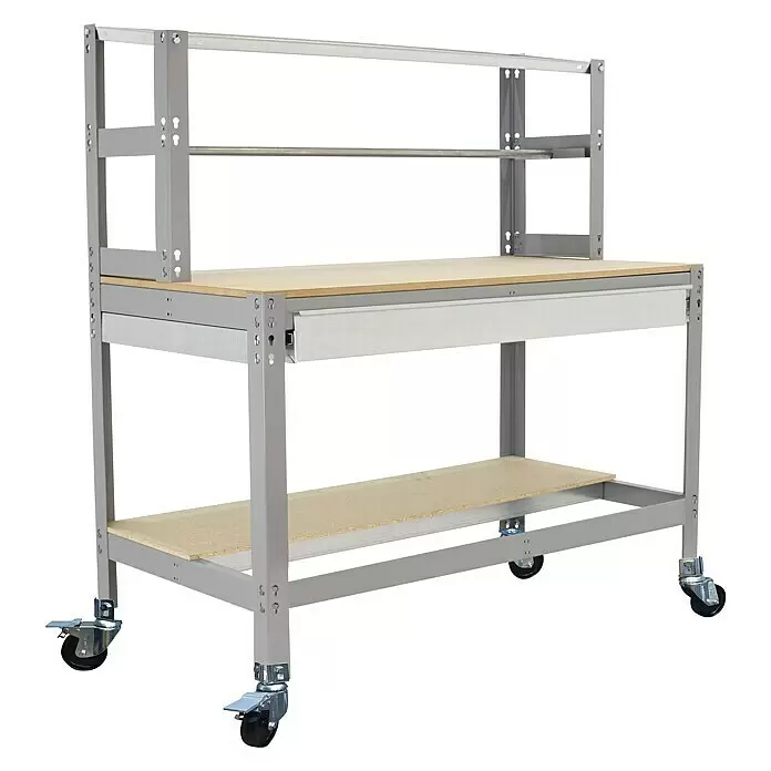 Simonrack Simonwork Banco de trabajo BT4 Box Mobile - L x An: 76 x 151 cm, Altura de trabajo: 144,5 cm, Carga soportada: 120 kg, Gris - Mesa de trabajo móvil con estructura de metal gris, estantes de madera clara y un cajón blanco, con ruedas.