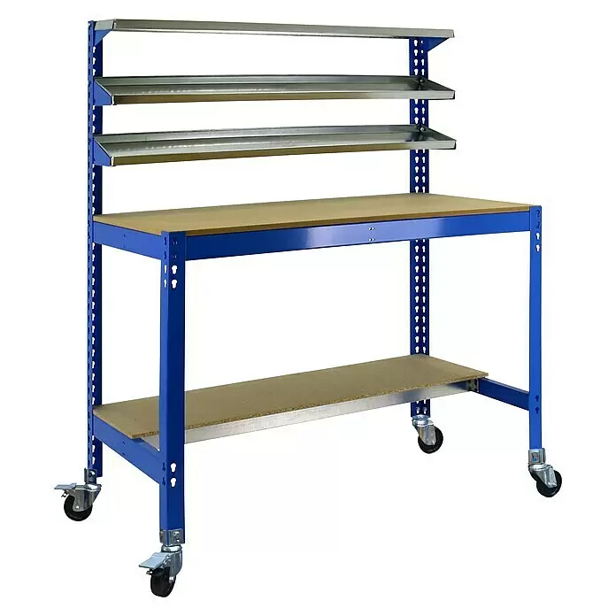 Simonrack Simonwork Banco de trabajo BT1 Mobile - L x An: 61 x 121 cm, Altura de trabajo: 144,5 cm, Carga soportada: 120 kg, Azul - Banco de trabajo metálico azul con tablero y estante inferior de madera, tres estantes superiores inclinados de metal y cuatro ruedas.