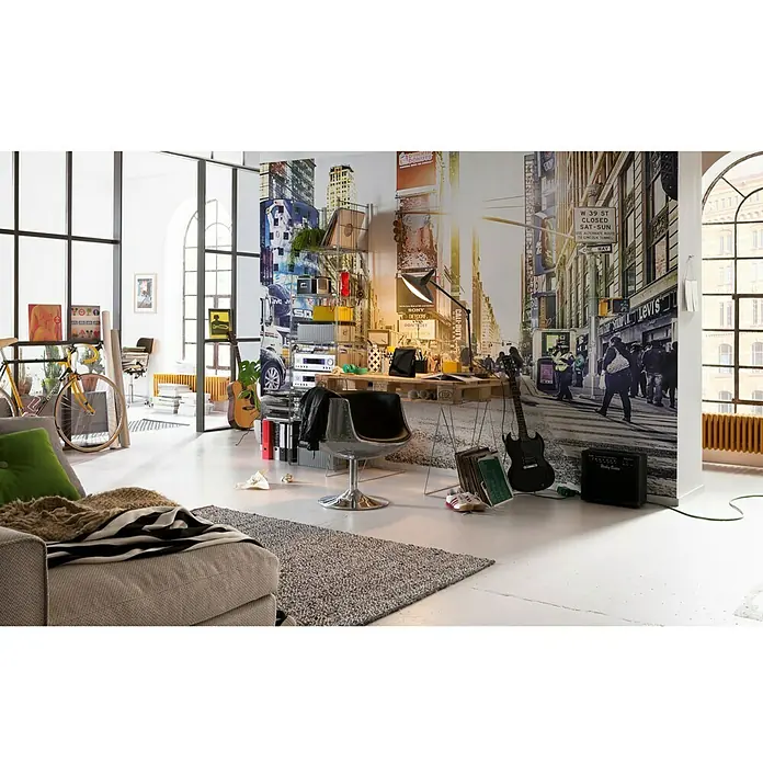 Komar Into Illusions Fototapete Times Square - 4 -tlg., B x H: 368 x 248 cm, Vlies - Ein helles Interieur mit einem Schreibtisch mit dekorativer New Yorker Fototapete, sowie Dekoaccessoires und einer Gitarre.