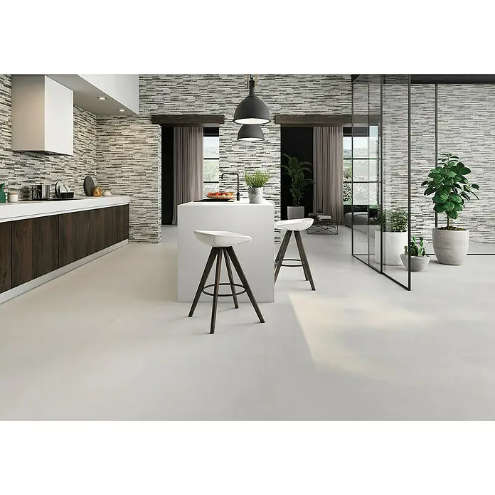 Halcón Pavimento porcelánico Energy - 120 x 120 cm, Blanco, Mate, Rectificado, Espesor: 9,5 mm - Cocina elegante con isla moderna, taburetes de bar y elementos de estilo como azulejos de pared y lámparas colgantes.