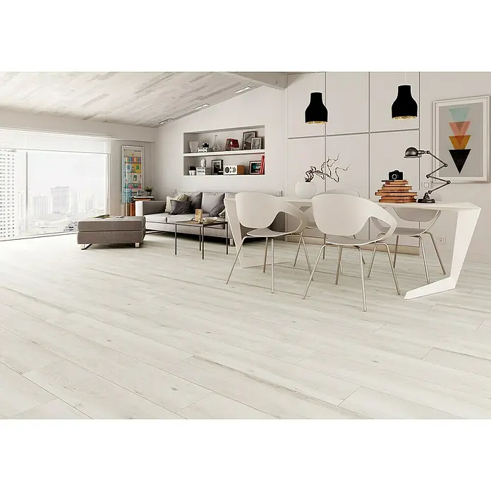 Pavimento porcelánico Atelier - 119,5 x 22,5 cm, Blanco, Mate, Rectificado - Interior elegante con suelos de madera clara que amplía visualmente el espacio, creando un ambiente moderno. Muebles blancos complementan el diseño perfectamente.