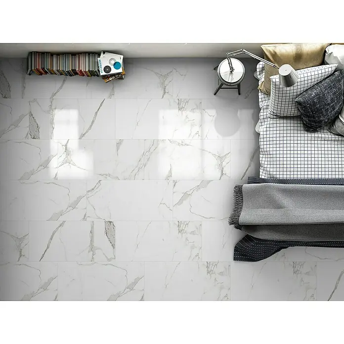 Pavimento porcelánico Palatina - 30 x 60 cm, Blanco, Mate - Dormitorio luminoso con suelos de mármol. El suelo de mármol con detalles grises añade elegancia y estilo a la habitación. Un diseño interior moderno.