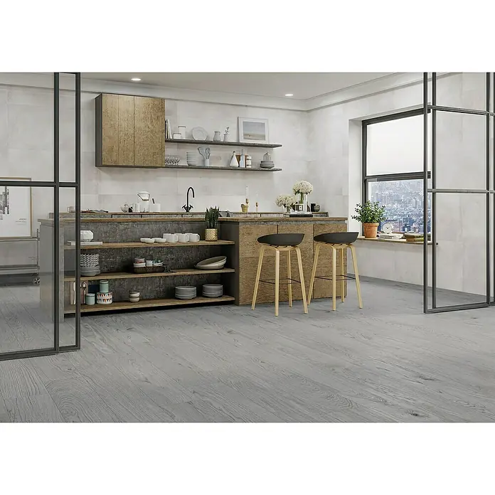 Halcón Pavimento porcelánico Energy - 120 x 60 cm, Blanco, Mate, Rectificado, Espesor: 9,5 mm - Suelo de madera gris en una cocina moderna que crea un ambiente acogedor y elegante. La combinación de colores claros ofrece un ambiente agradable.