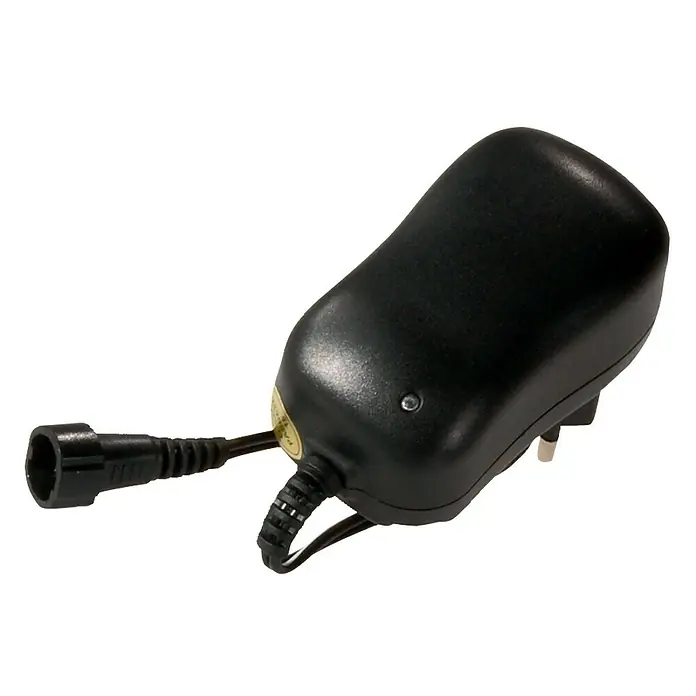 Schwaiger Universal-Steckernetzgerät - 0,001 V, Kabellänge: 2 m, 3 V - 12 V - Ein schwarzes Netzteil mit einem Stecker und einem Kabel mit einem runden Stecker am Ende. Das Netzteil ist kompakt und hat eine glatte Oberfläche.