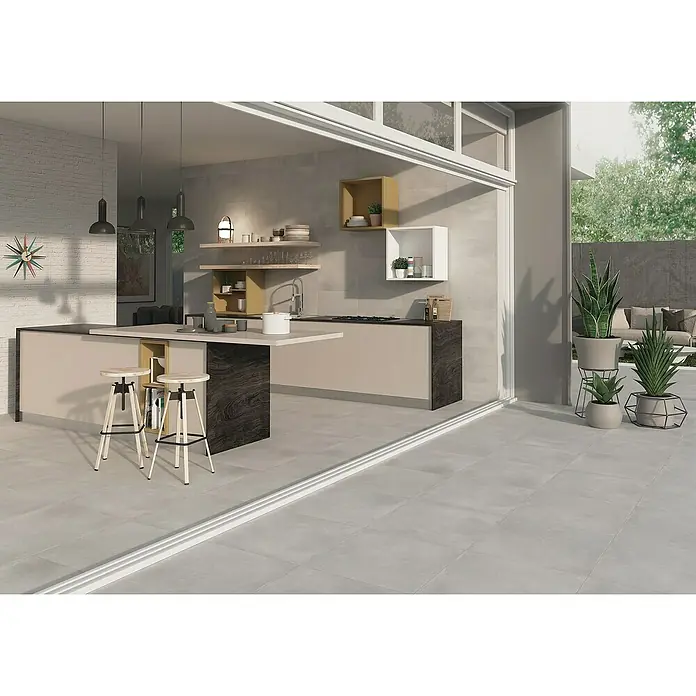 BHS Showroom Pavimento porcelánico Energy - 60,5 x 60,5 cm, Natural, Mate, Clase 3 - Diseño elegante de cocina con una isla moderna y taburetes de bar con estilo que crean un espacio abierto. El pavimento tiene una transición perfecta.