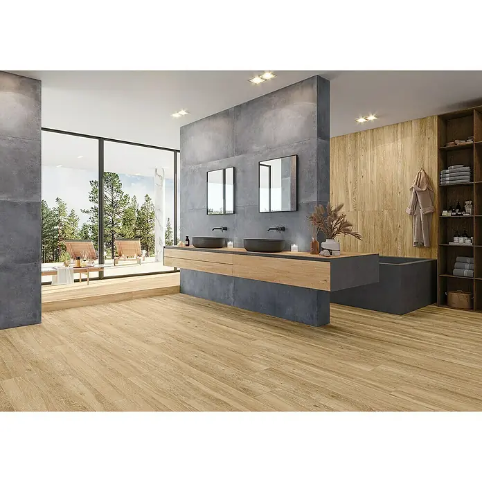 Pavimento porcelánico Atelier - 119,5 x 22,5 cm, Beige, Mate, Rectificado - Baño con mueble lavabo, lavabos y espejos. El diseño es moderno y elegante, con elementos de madera y hormigón.