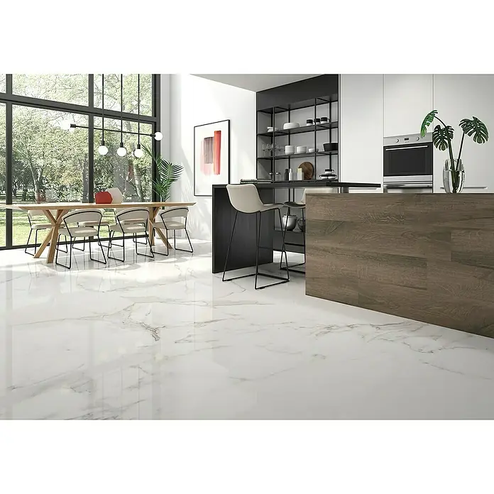 BHS Showroom Pavimento porcelánico Palatina - 120 x 120 cm, Blanco, Brillante, Rectificado - Elegante diseño de cocina con suelos de mármol brillante, elementos de madera en la isla y muebles modernos para un espacio de vida elegante.