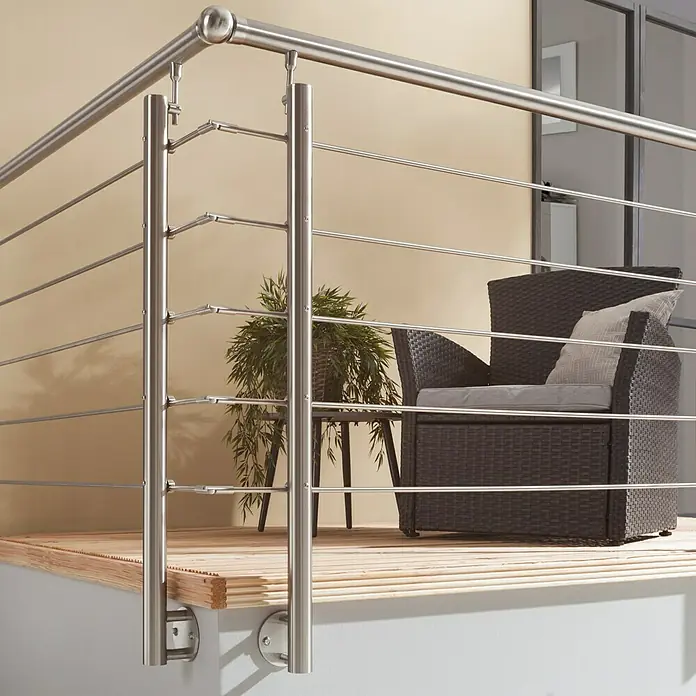 Treba Frewa Geländer-Set EG1 - Seitenmontage, Edelstahl V2A, Silber, Länge: 150 cm - Nahaufnahme eines modernen Edelstahlgeländers mit horizontalen Stäben, das auf einer Holzterrasse montiert ist und einen stilvollen Außenbereich schafft.