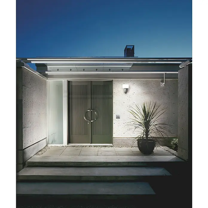 Osram Smart+ LED-Außenwandleuchte Endura Pro24 W, 169 x 163 x 250 mm, Dunkelgrau, IP44 Mood Shot