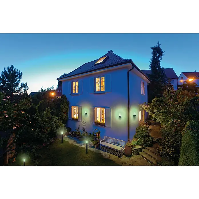 Ledvance Smart+ WiFi LED-Außenwandleuchte PIPEFarbe Gehäuse: Dunkelgrau, IP44, 10 W, 12,9 x 8,9 x 19,7 cm - Beleuchtetes Haus in der Dämmerung. Die Außenbeleuchtung setzt das Haus und den Garten gekonnt in Szene.