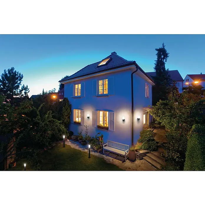 Ledvance Smart+ WiFi LED-Außenwandleuchte PIPEFarbe Gehäuse: Dunkelgrau, IP44, 10 W, 12,9 x 8,9 x 19,7 cm - Beleuchtetes Haus mit Außenleuchten, die eine warme und einladende Atmosphäre im Garten und an der Fassade schaffen.