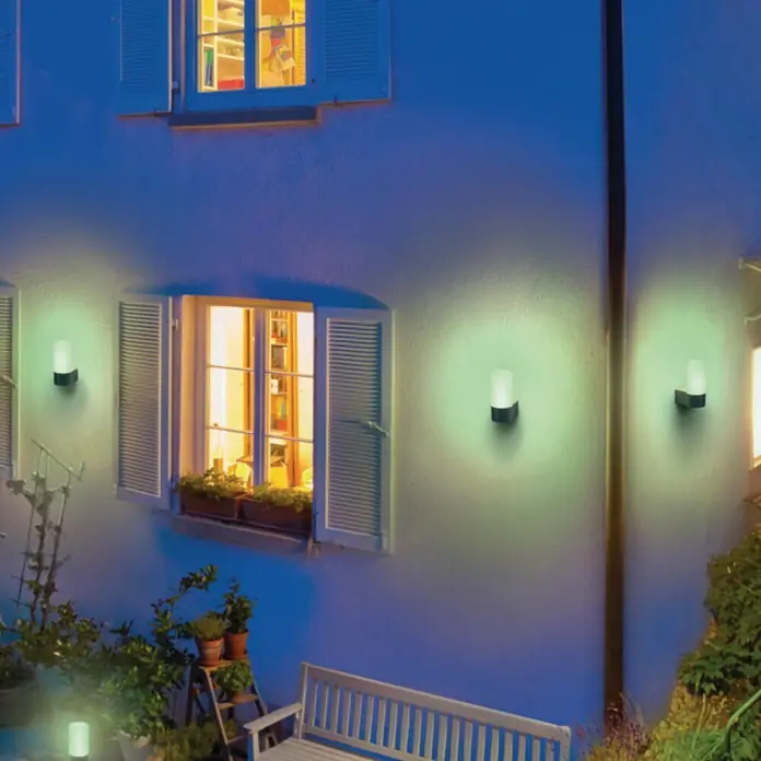Ledvance Smart+ WiFi LED-Außenwandleuchte PIPEFarbe Gehäuse: Dunkelgrau, IP44, 10 W, 12,9 x 8,9 x 19,7 cm - Außenwandleuchten aus schwarzem Metall und weißem Glas für stimmungsvolle Beleuchtung. Verschönert jede Hausfassade.