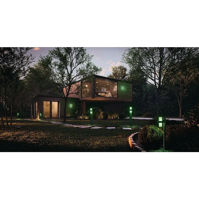 Ledvance Smart+ WiFi LED-Außenwandleuchte UPD Flare - Farbe Gehäuse: Dunkelgrau, IP44, 13,2 x 10 x 24,6 cm - Ein modernes Haus mit grünen Außenleuchten, die den Garten beleuchten. Diese schaffen eine einladende und stimmungsvolle Atmosphäre im Freien.