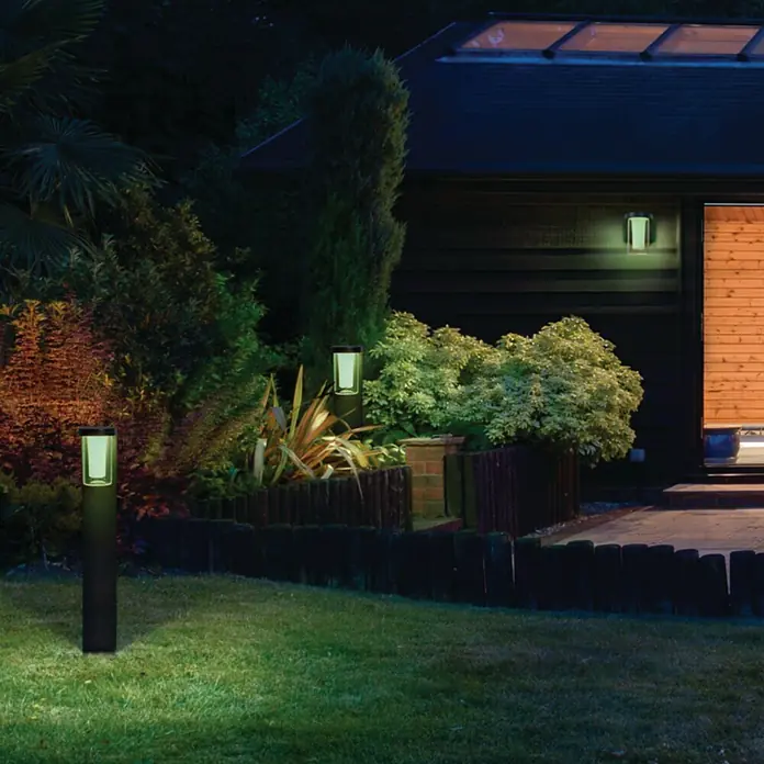 Ledvance Smart+ WiFi LED-Außenwandleuchte CASCADEFarbe Gehäuse: Dunkelgrau, IP44, 16 x 12 x 18 cm - Eine stimmungsvolle Gartenbeleuchtung mit modernen LED-Pollerleuchten und einer Wandleuchte, die das Haus und den Garten in warmes Licht tauchen.