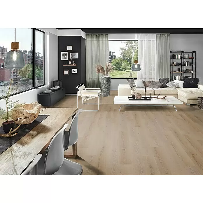 b!design Vinylboden SPC - Eiche Polaris, Landhausdiele, 1.220 x 182 x 3,5 mm - Hellbrauner Holzboden in einem modernen offenen Wohn- und Essbereich, der eine helle und einladende Atmosphäre schafft.
