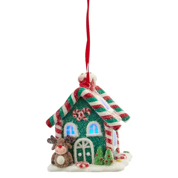 Kurt S. Adler Christbaumschmuck Lebkuchenhaus - Grün, Kunststoff, 5,99 x 5,99 x 7,87 cm - Lebkuchenhaus-Ornament mit rotem Band zum Aufhängen. Dekoriert mit Zuckerstangen, einem Rentier und kleinen Weihnachtsbäumen.