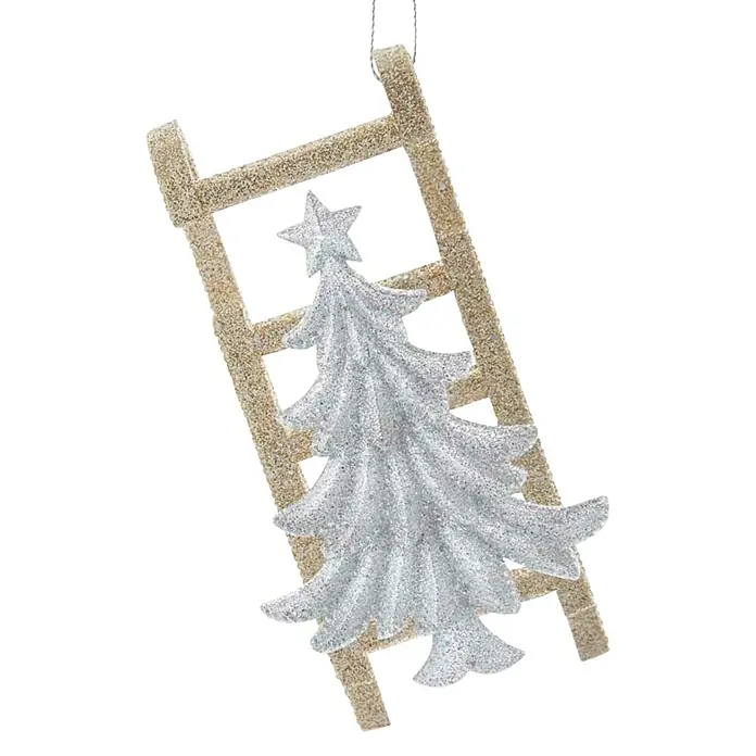 Kurt S. Adler Christbaumschmuck Schlitten mit Baum - Silber, Gold, Kunststoff, 12,95 cm - Ein bezaubernder Christbaumschmuck: Eine silberne Tanne lehnt an einer goldenen Leiter, perfekt für festliche Dekorationen und saisonale Akzente.