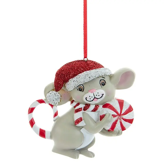 Kurt S. Adler Christbaumschmuck Maus mit Bonbon - Braun, Kunststoff - Niedliche Maus-Weihnachtsbaumschmuck mit roter Mütze, Zuckerstange und gestreiftem Schal für festliche Dekorationen.