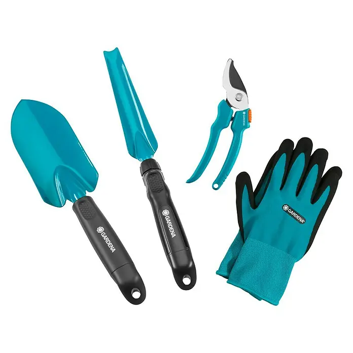 Gardena Kleingeräte-Set - 4 -tlg. - Gartengeräteset bestehend aus einer Schaufel, einer Pflanzkelle, einer Gartenschere und Gartenhandschuhen von Gardena.