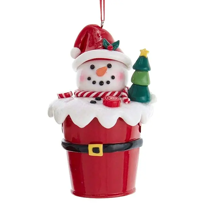 Kurt S. Adler Christbaumschmuck Schneemann im Eimer mit Weihnachtsmütze - Rot, Metall, Schneemann Mütze - Entzückender Schneemann-Weihnachtsbaumschmuck, der in einem roten Topf sitzt, mit einem festlichen Weihnachtsmannhut und Zuckerstangenakzenten.