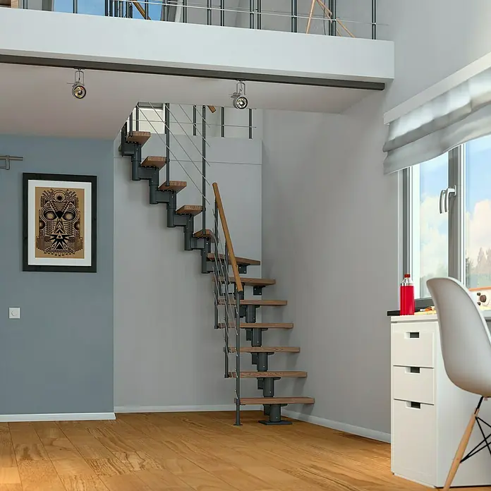 Dolle Mittelholmtreppe DublinBreite: 75 cm, Anthrazitgrau, 1/4-gewendelt, Farbe Stufen: Eiche Natur, Geschosshöhe: 278 cm - 337 cm, Edelstahlgeländer - Modernes Interieur mit einer eleganten Treppe. Die Treppe aus Holz und Metall fügt sich nahtlos in das helle Raumdesign ein.