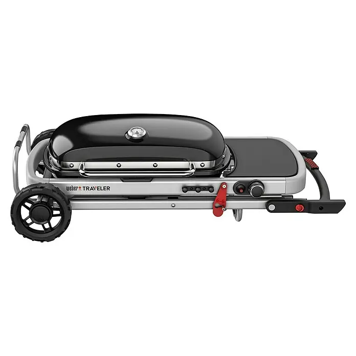 Weber Gasgrill Traveler - Grillfläche (B x T): 63 x 34 cm, 3,8 kW, Anzahl Brenner: 1, Schwarz/Silber - Bild eines Weber Traveler Grills, tragbar und ideal für Camping oder Picknicks, mit robusten Rädern und klappbarem Design.