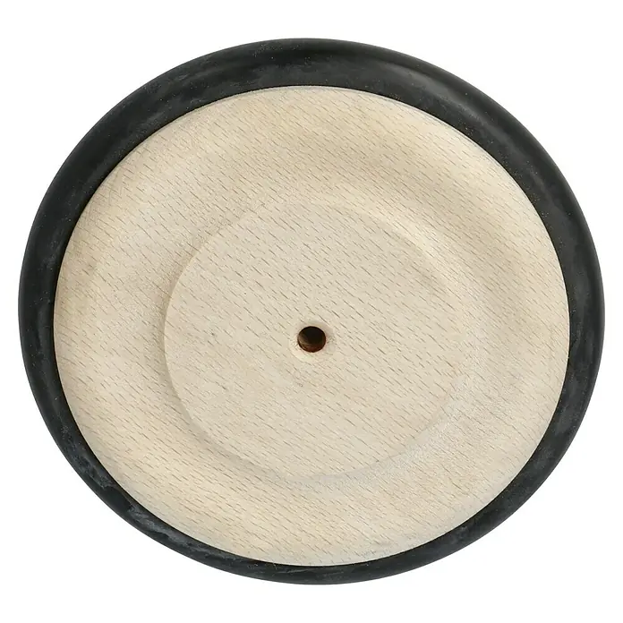 Stabilit Holzrad - 84 mm, Buche Natur, Gummi - Nahaufnahme eines hölzernen Spielzeugrads mit schwarzem Gummireifen und einem Loch in der Mitte, isoliert auf schwarzem Hintergrund.