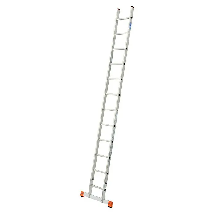 Krause Monto Anlegeleiter Sibilo - Anzahl Tritte: 12 Stk., Arbeitshöhe: 4,4 m, Aluminium - Eine lange, silberne Mehrzweckleiter mit schwarzen und orangefarbenen Details vor einem neutralen, schwarzen Hintergrund.