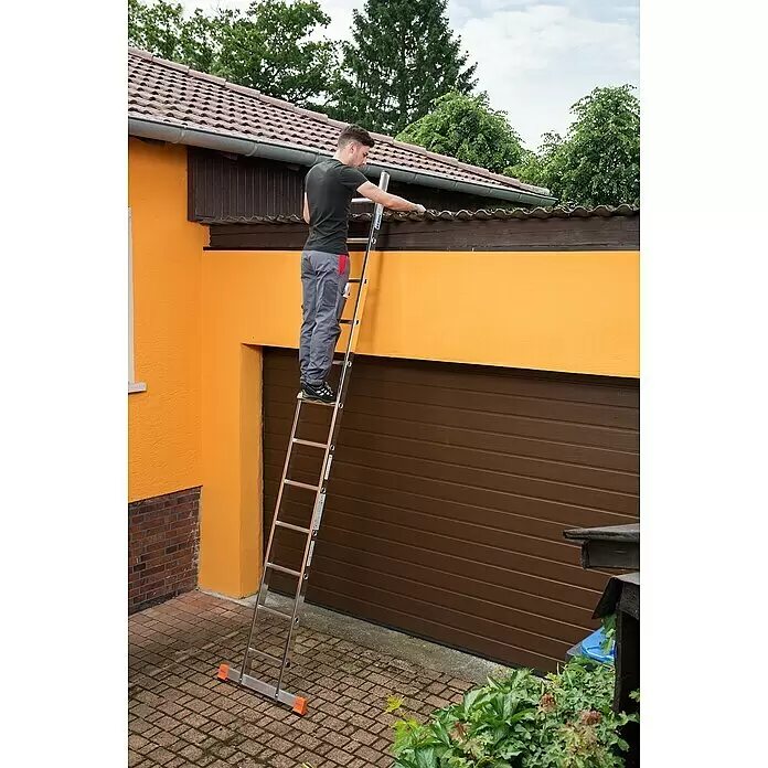 Krause Monto Anlegeleiter Sibilo - Anzahl Tritte: 12 Stk., Arbeitshöhe: 4,4 m, Aluminium - Ein Mann benutzt eine silberne Aluminium-Anlegeleiter, um eine Dachrinne zu reinigen.