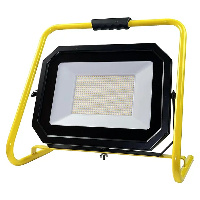 Profi Depot LED-Strahler - 100 W, 16.000 lm, 4.000 K, L x B x H: 22 x 42 x 40,5 cm, IP65 - Aufnahme einer robusten LED-Arbeitsleuchte mit gelbem Rahmen, ideal für Baustellen und Werkstätten, die helles und zuverlässiges Licht benötigt.