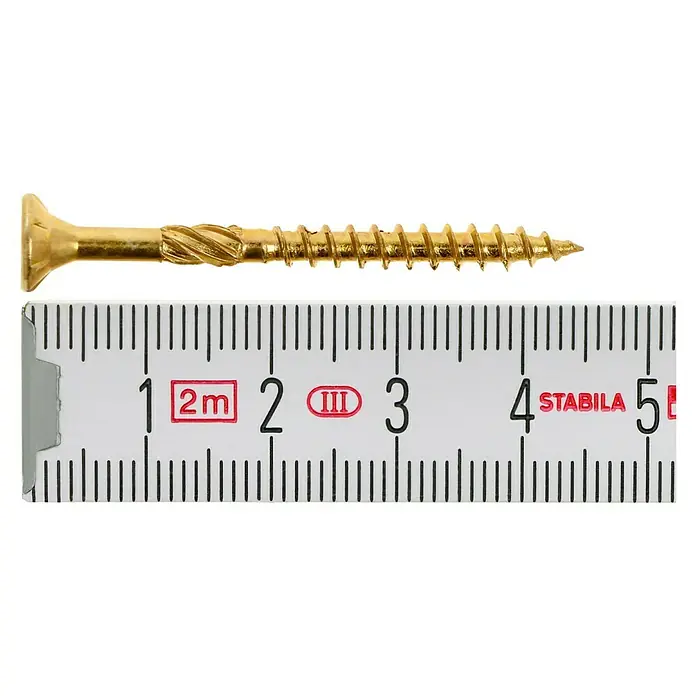 Profi Depot Mehrzweck-Schraube Turbo Drill - Ø x L: 4 x 45 mm, TX für TORX-Antriebe, Senkkopf, 200 Stk. - Nahaufnahme einer goldenen Holzschraube, die neben einem Messlineal liegt. Die Schraube ist ca. 4,8 cm lang.