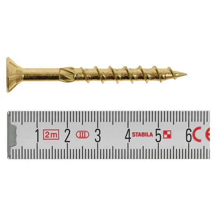 Profi Depot Mehrzweck-Schraube Turbo Drill - Ø x L: 6 x 60 mm, TX für TORX-Antriebe, Senkkopf, 100 Stk. - Nahaufnahme einer goldenen Holzschraube, die neben einem Messwerkzeug liegt, um ihre Länge zu zeigen. Perfekt für Heimwerker- und Bauprojekte.