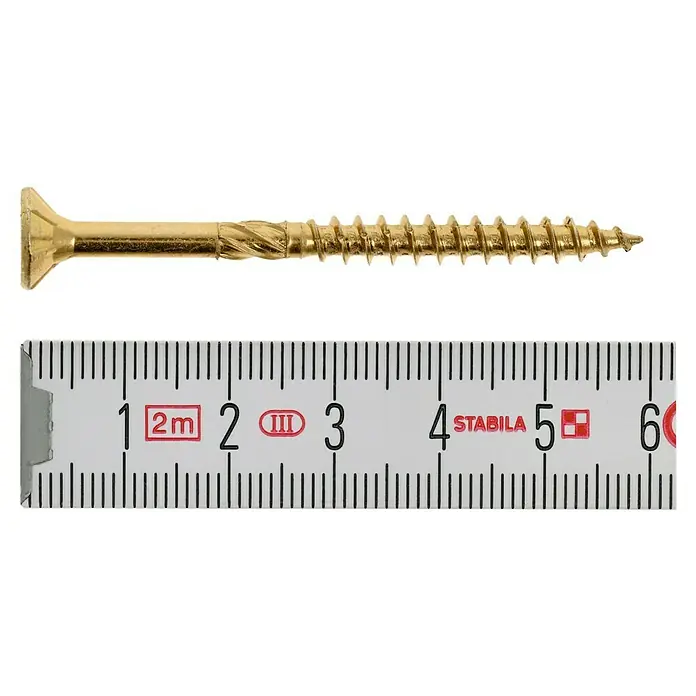 Profi Depot Mehrzweck-Schraube Turbo Drill - Ø x L: 5 x 60 mm, TX für TORX-Antriebe, Senkkopf, 100 Stk. - Abgebildet ist eine goldene Holzschraube neben einem Messlineal zur Größenbestimmung. Die Schraube misst ca. 5,8 cm.