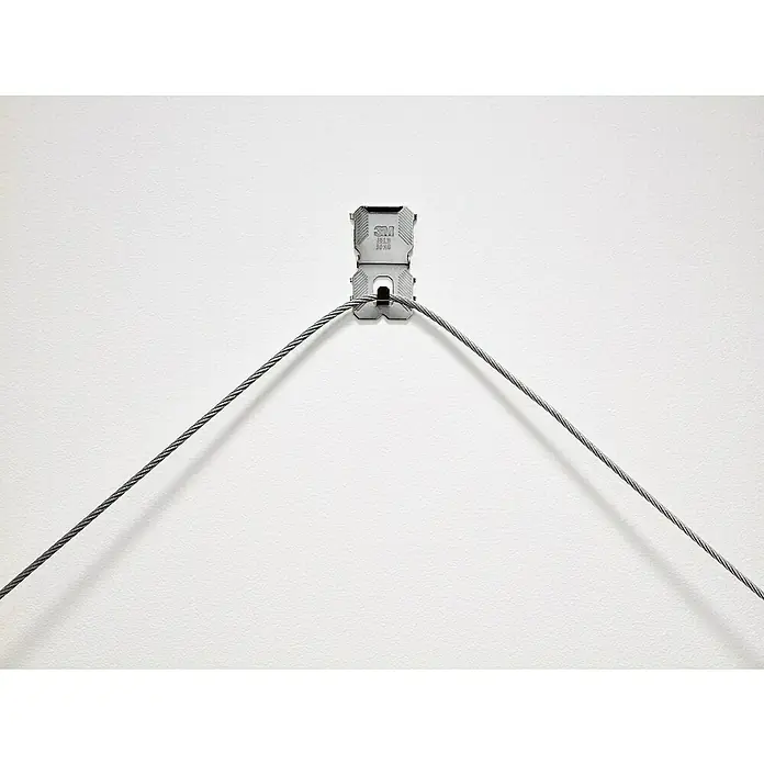 3M Claw Gancho para colgar cuadros - 2 ud., Capacidad de carga: 30 kg - Primer plano de un colgador de cuadros 3M con cable de acero sobre una pared blanca. Ideal para colgar cuadros de forma sencilla y segura.