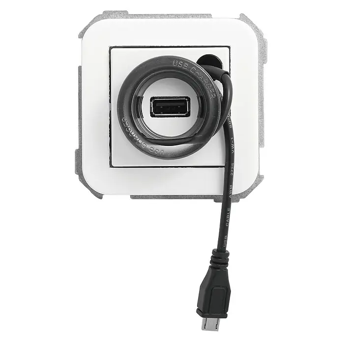 Simon 31 Toma USB con cable integrado - Blanco, Montaje en la pared - Una estación de carga USB con un cable micro-USB conectado, instalada en un soporte de pared blanco.
