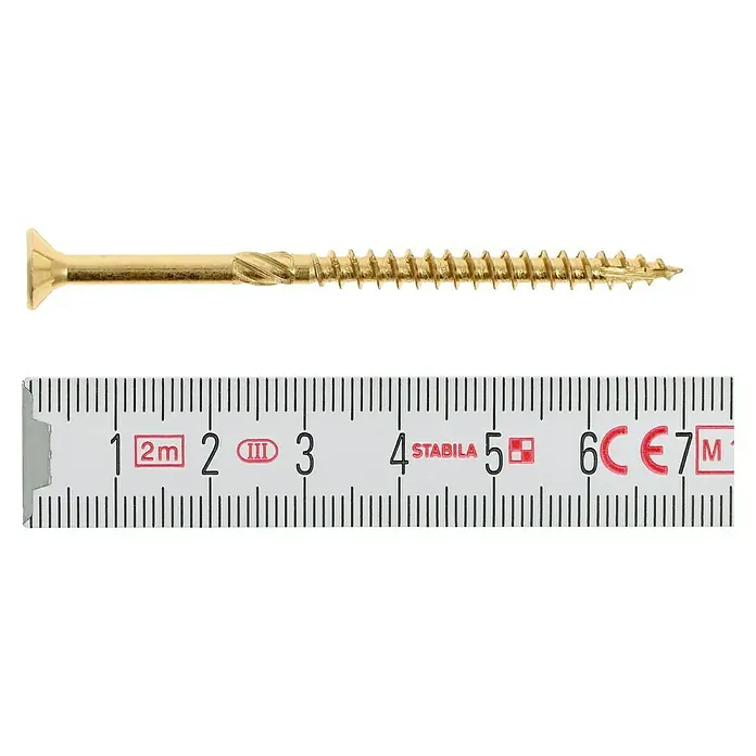 Profi Depot Mehrzweck-Schraube Turbo Drill - Ø x L: 4,5 x 70 mm, TX für TORX-Antriebe, Senkkopf, 100 Stk. - Eine goldene Holzschraube liegt neben einem weißen Zollstock, der die Länge der Schraube anzeigt.