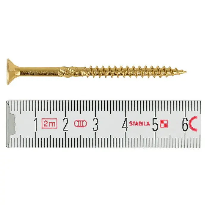 Profi Depot Mehrzweck-Schraube Turbo Drill - Ø x L: 4,5 x 60 mm, TX für TORX-Antriebe, Senkkopf, 100 Stk. - Nahaufnahme einer goldenen Holzschraube neben einem Zollstock zur Größenanzeige. Perfekt für Bau- und DIY-Projekte.