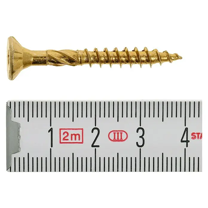 Profi Depot Mehrzweck-Schraube Turbo Drill - Ø x L: 5 x 40 mm, TX für TORX-Antriebe, Senkkopf, 200 Stk. - Nahaufnahme einer goldenen Holzschraube mit einem Maßband, das ihre Länge misst. Ideal für Heimwerkerprojekte und Reparaturen.