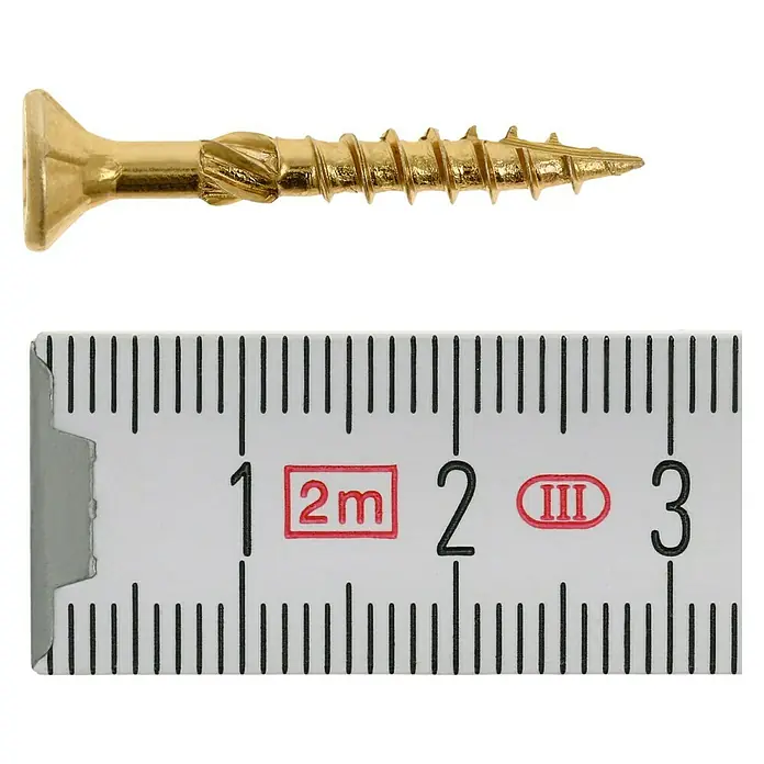 Profi Depot Mehrzweck-Schraube Turbo Drill - Ø x L: 4 x 30 mm, TX für TORX-Antriebe, Senkkopf, 200 Stk. - Nahaufnahme einer goldenen Holzschraube mit einem Zollstock zur Größenmessung.