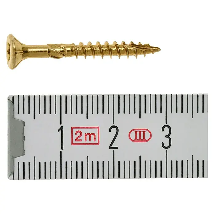 Profi Depot Mehrzweck-Schraube Turbo Drill - Ø x L: 3,5 x 30 mm, TX für TORX-Antriebe, Senkkopf, 200 Stk. - Nahaufnahme einer goldenen Holzschraube neben einem Messschieber zur Größenbestimmung.