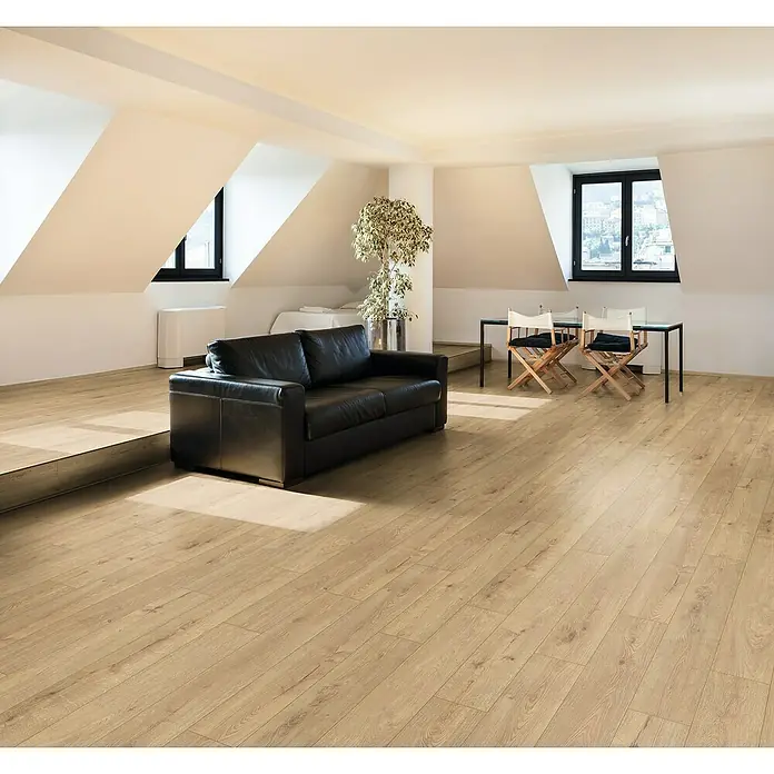 Krono Original Laminatmuster Altitude Sundance Oak - 297 x 242 x 12 mm, Landhausdiele - Ein modernes Wohnzimmer mit hellem Holzboden, einer schwarzen Ledercouch und einem Esstisch mit Stühlen unter einem Dachfenster.